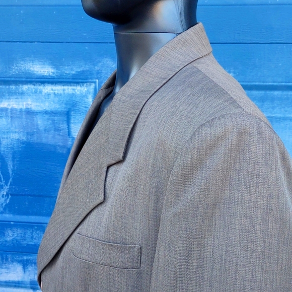 Bonelli Men's (3) Button Lux Blazer. - Picture 7 of 17